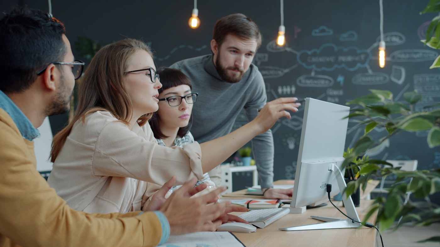 Equipo de La Plata Systems colaborando en la oficina